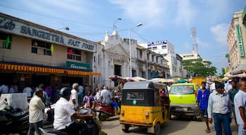 Iglesia armenia mostrando imágenes de calles y una ciudad