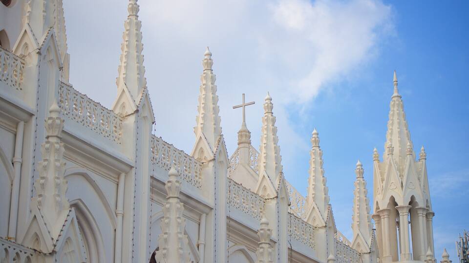 Una iglesia blanca con varias agujas y una cruz.