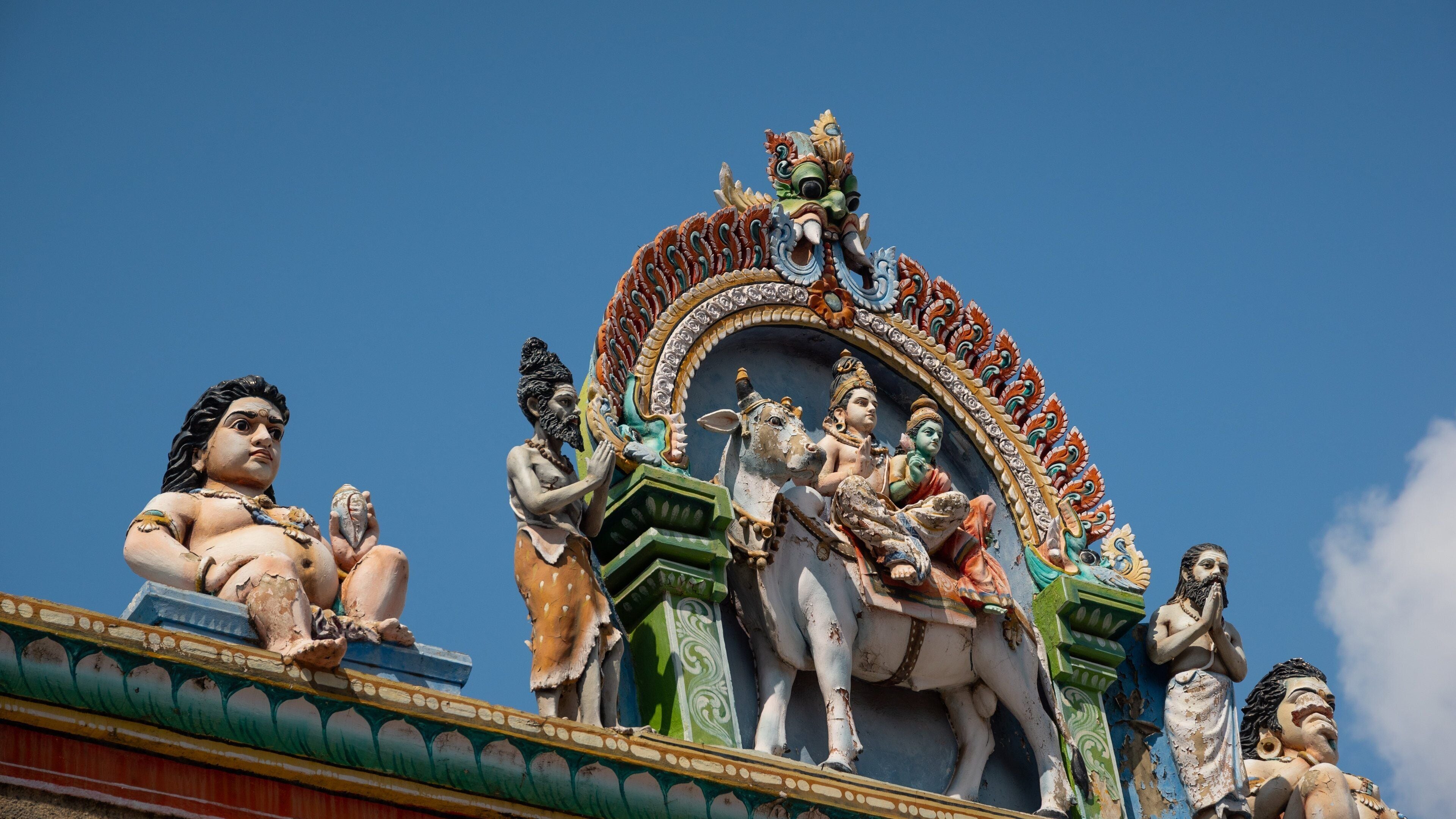 Un templo con estatuas coloridas de deidades y figuras mitológicas.