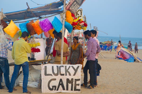 Elliot\'s Beach das einen Sandstrand sowie kleine Menschengruppe