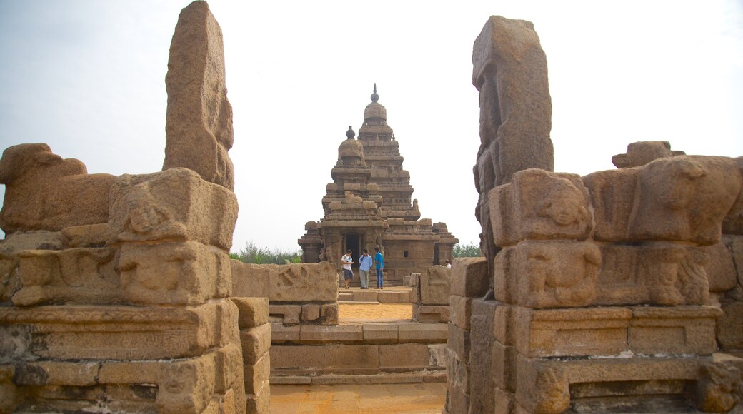 Templo de la Playa que incluye un templo o lugar de culto y arquitectura patrimonial
