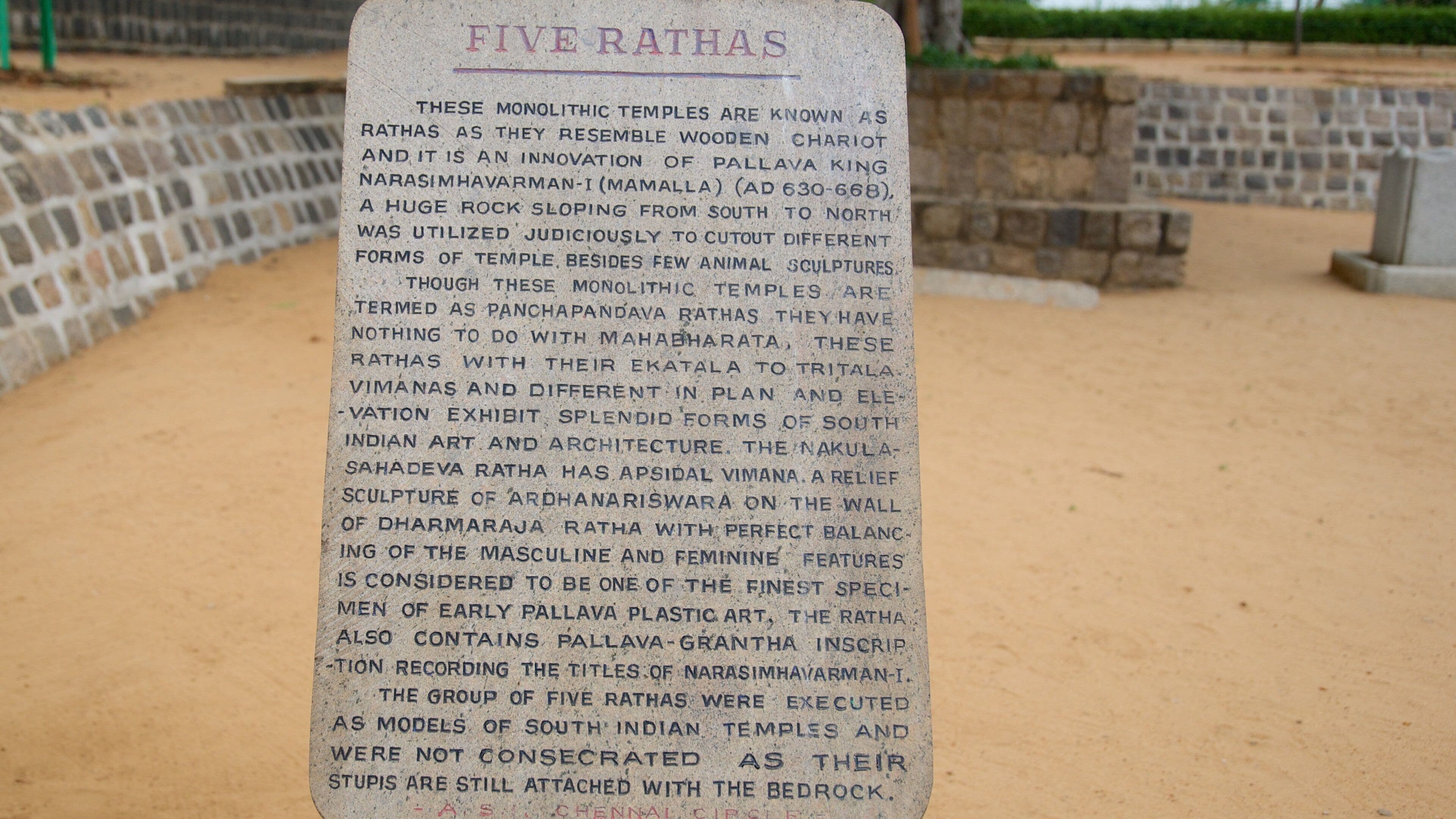 Pancha Pandava Rathas johon kuuluu kyltit