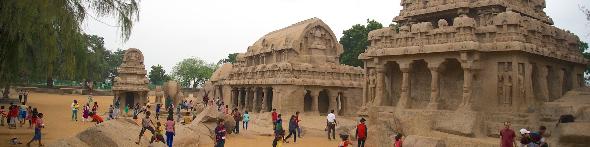 Pancha Pandava Rathas mostrando elementos patrimoniales y también un grupo grande de personas