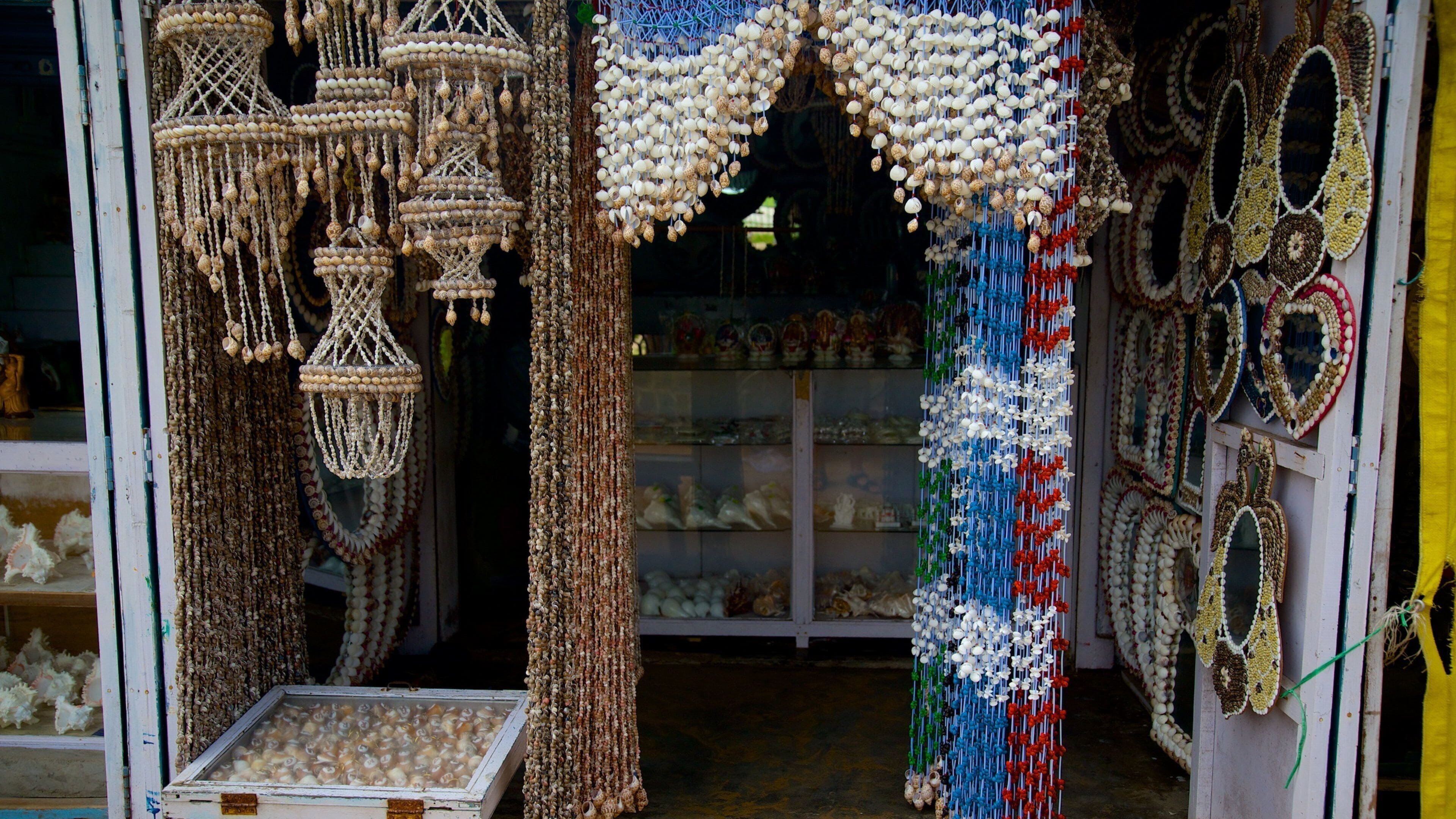 Mamallapuram Beach which includes shopping