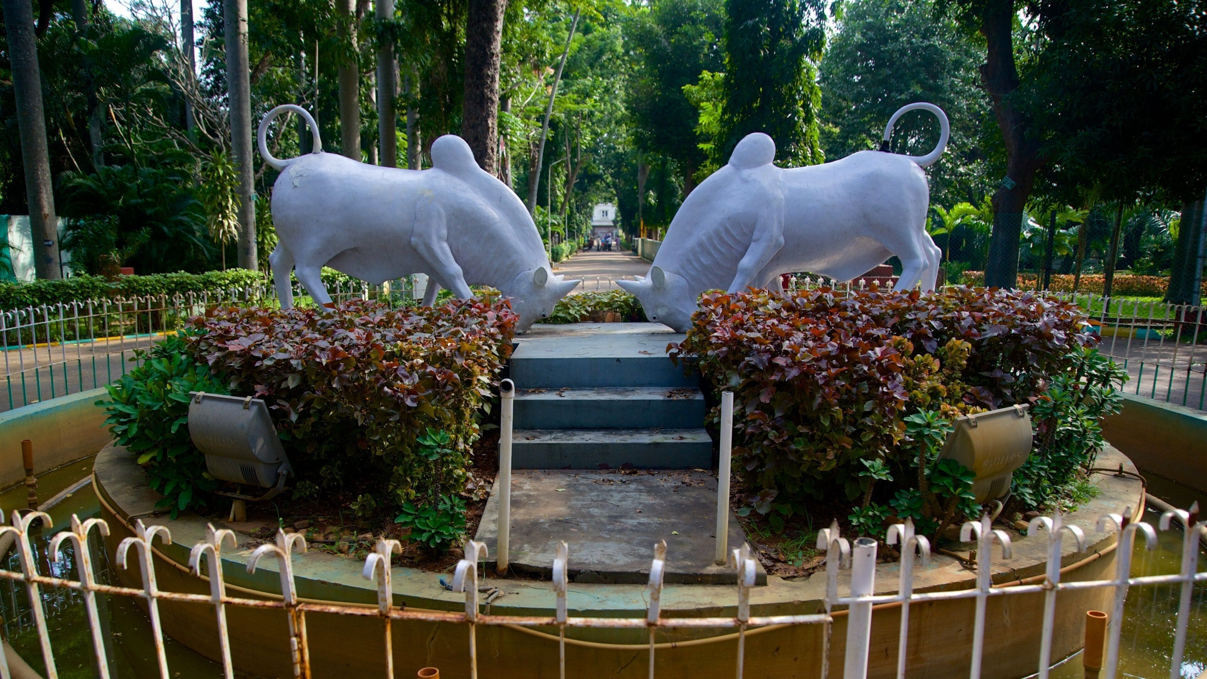 Jardim Botânico caracterizando um jardim e uma estátua ou escultura