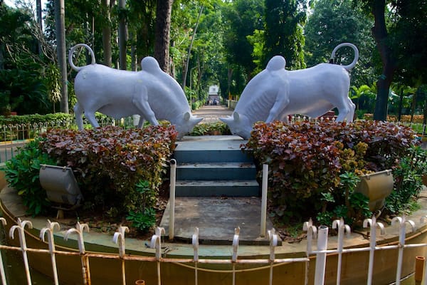 Botanical Gardens featuring a park and a statue or sculpture