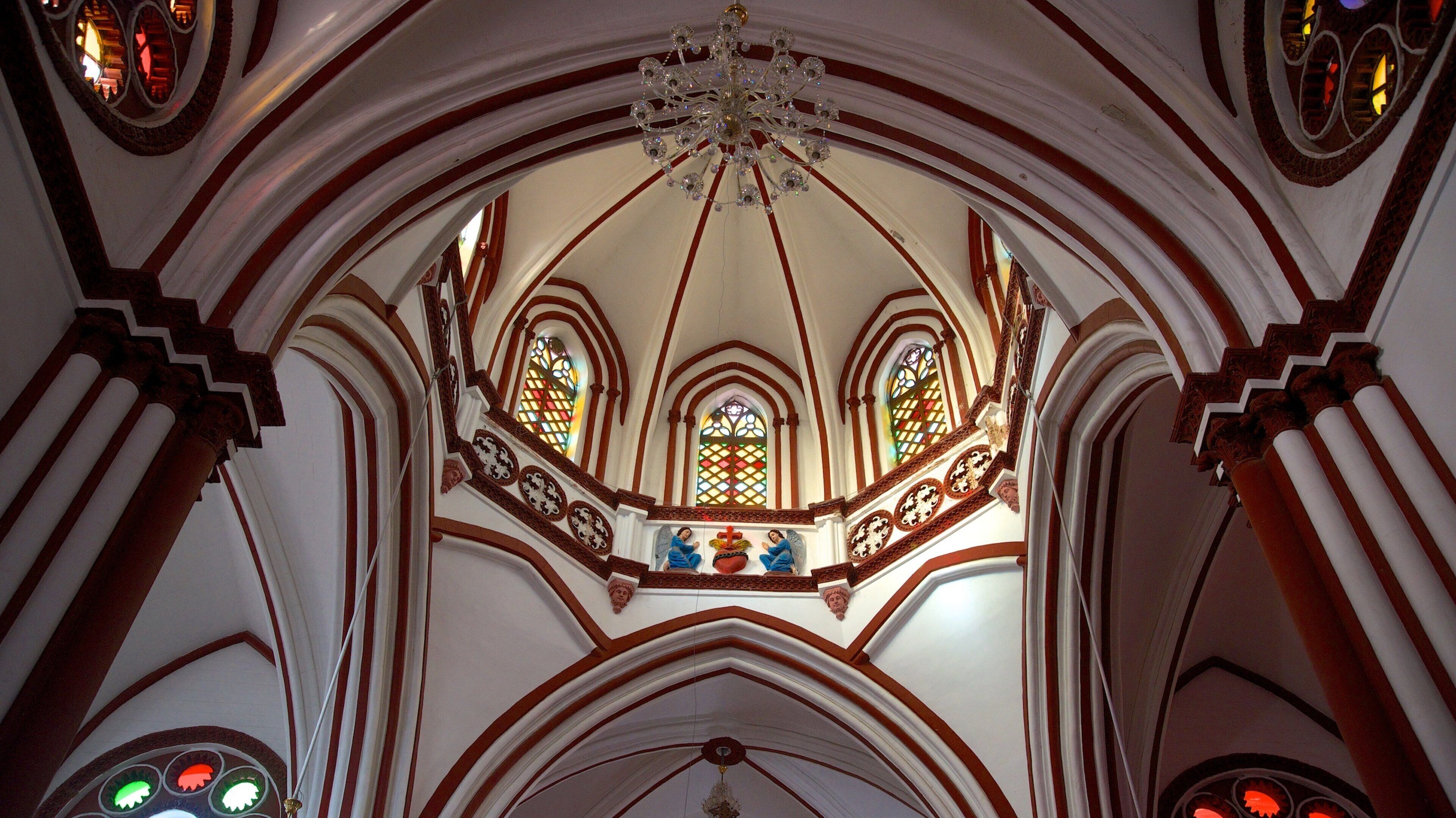 Sagrado Corazón de Jesús que incluye una iglesia o catedral, arquitectura patrimonial y elementos patrimoniales