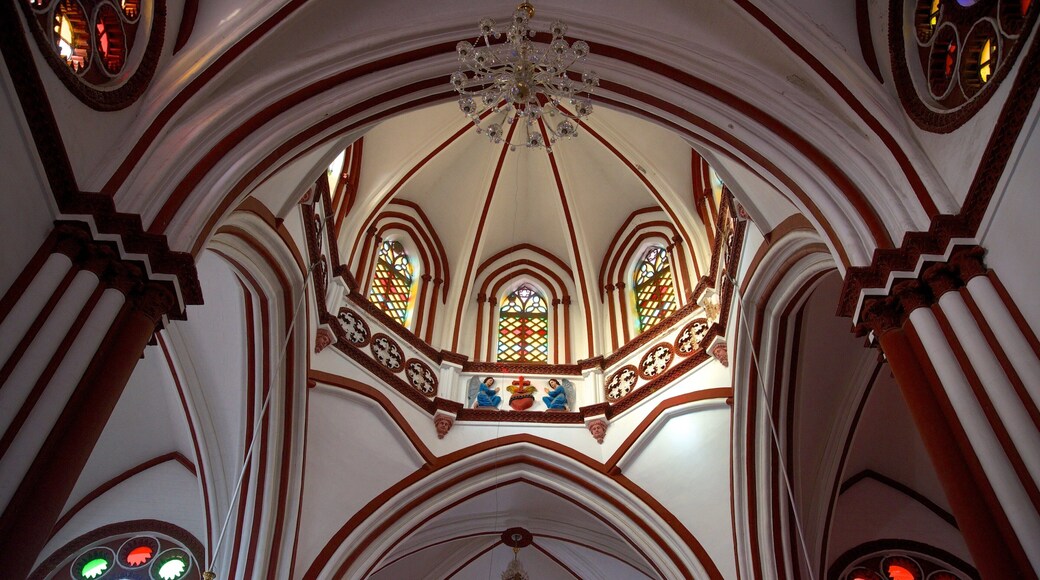 Sagrado Corazón de Jesús que incluye una iglesia o catedral, arquitectura patrimonial y elementos patrimoniales