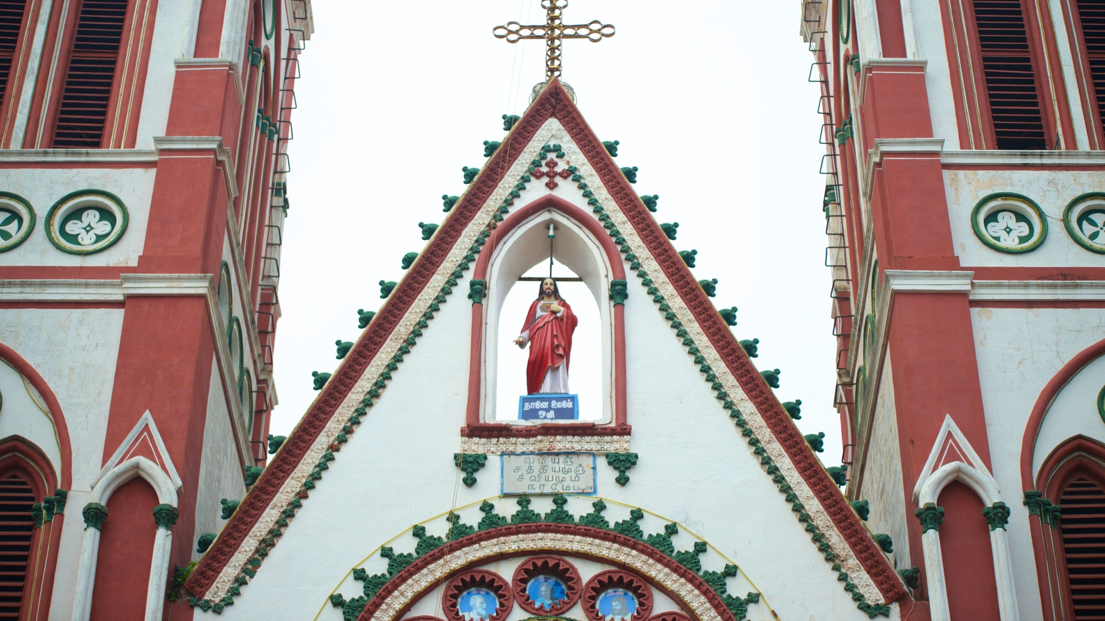 Sagrado Coração de Jesus que inclui uma igreja ou catedral