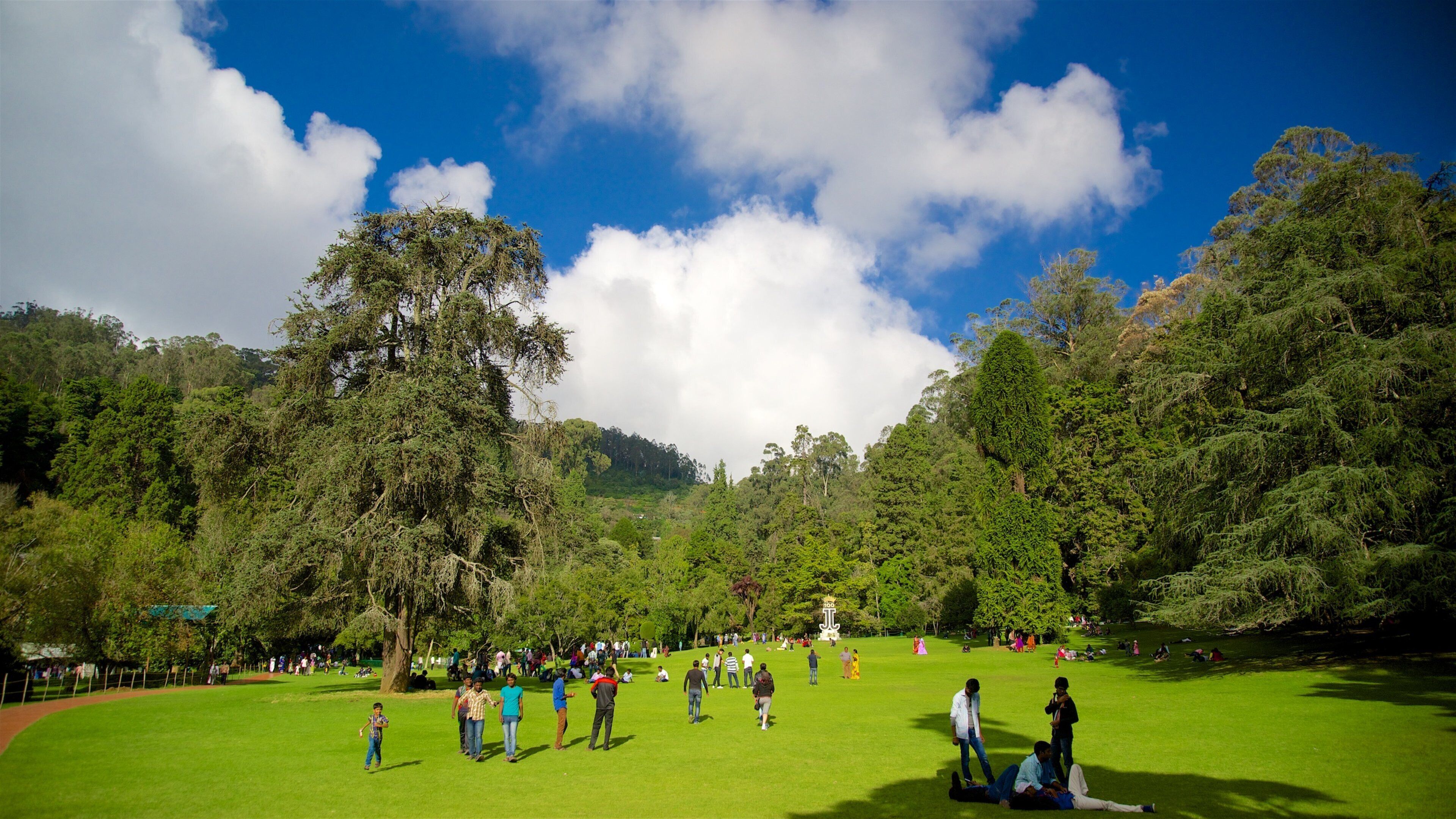 Botanical Gardens featuring a garden as well as a small group of people