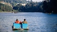 Ooty Lake som viser innsjø og vannsport i tillegg til par