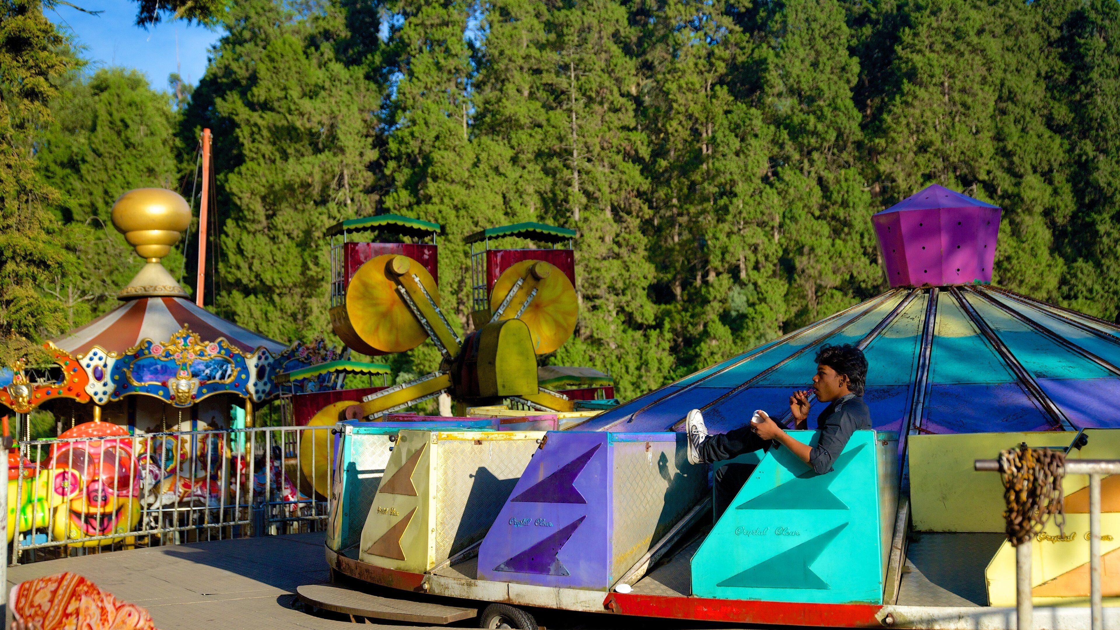 Ooty Lake showing rides