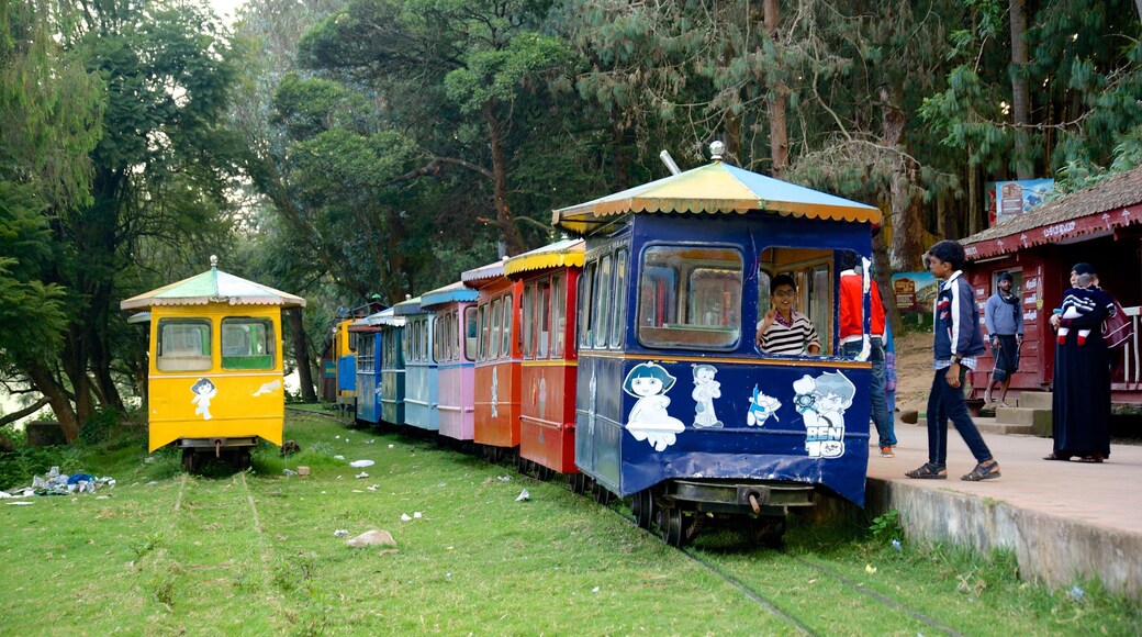 Lac d\'Ooty mettant en vedette articles ferroviaires et scĂšnes forestiĂšres