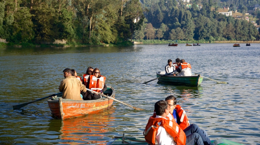 Lac d\'Ooty montrant lac ou étang et kayak ou canoë aussi bien que petit groupe de personnes