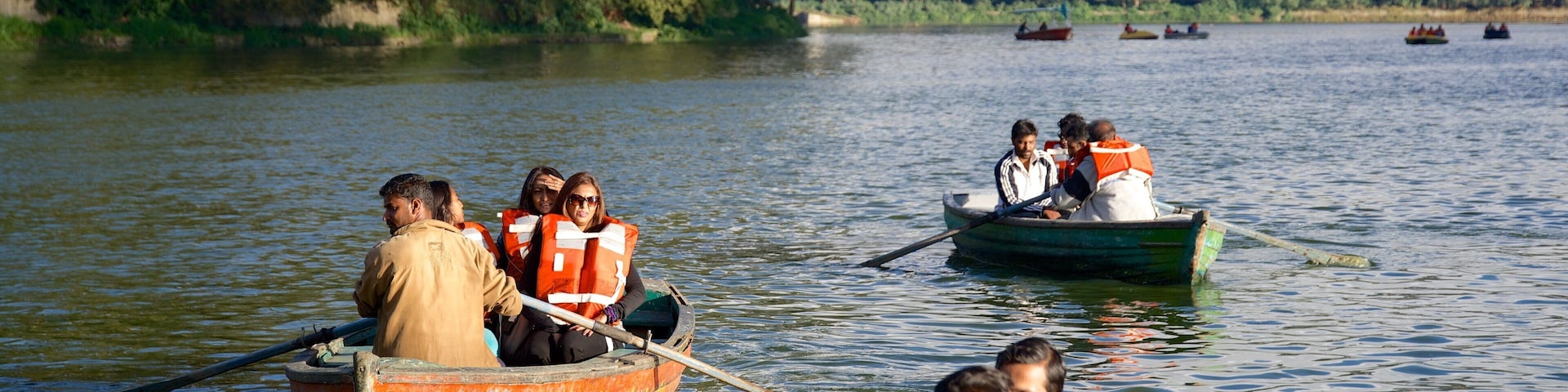 烏堤湖 其中包括 皮划艇或獨木舟 和 湖泊或水坑 以及 小群人