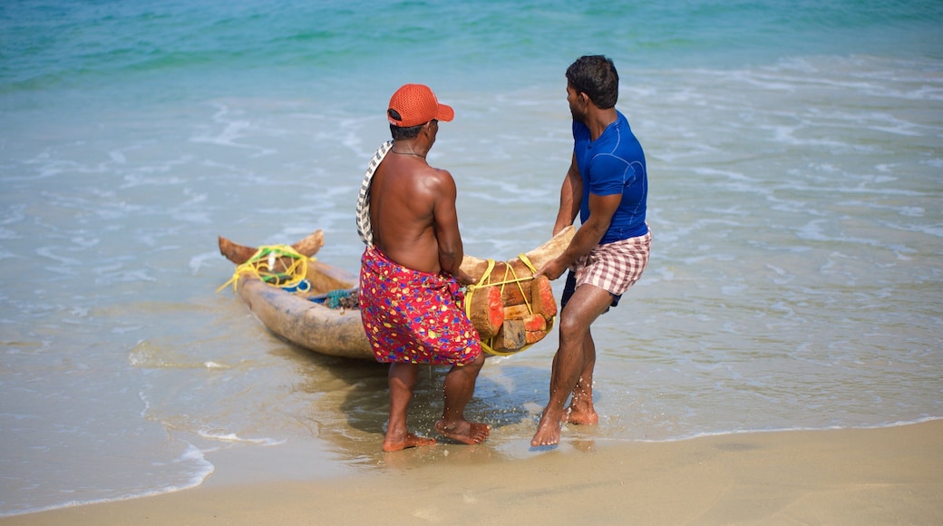 Hawah strand som inkluderer strand i tillegg til en liten gruppe med mennesker