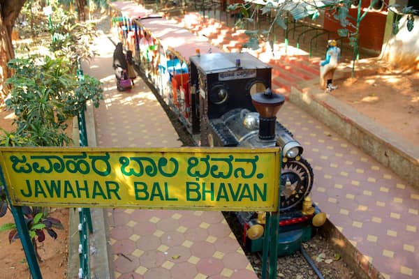 Cubbon Park featuring railway items