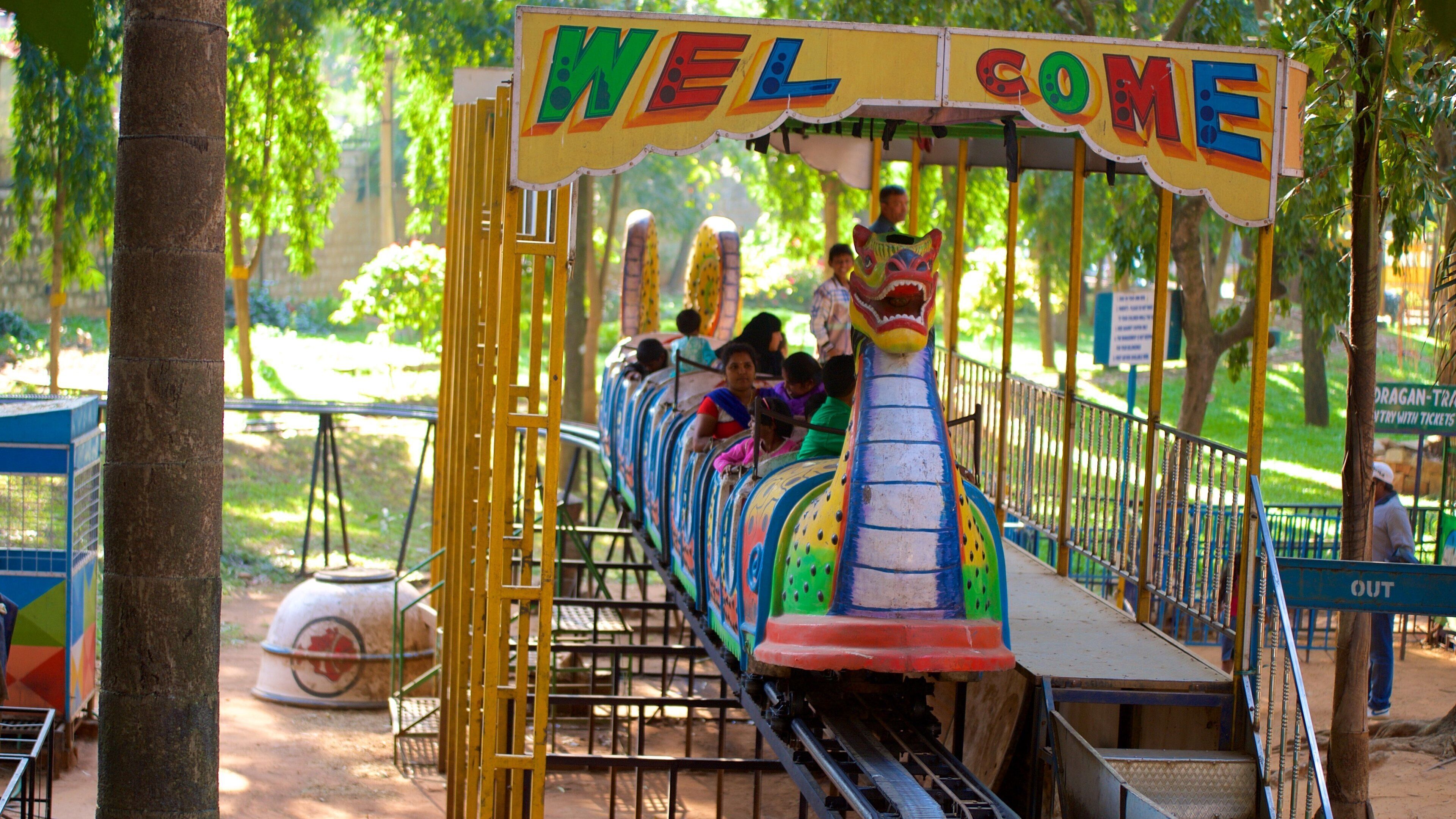 Cubbon Park showing rides and a park