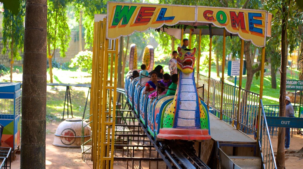 Cubbon Park showing rides and a park