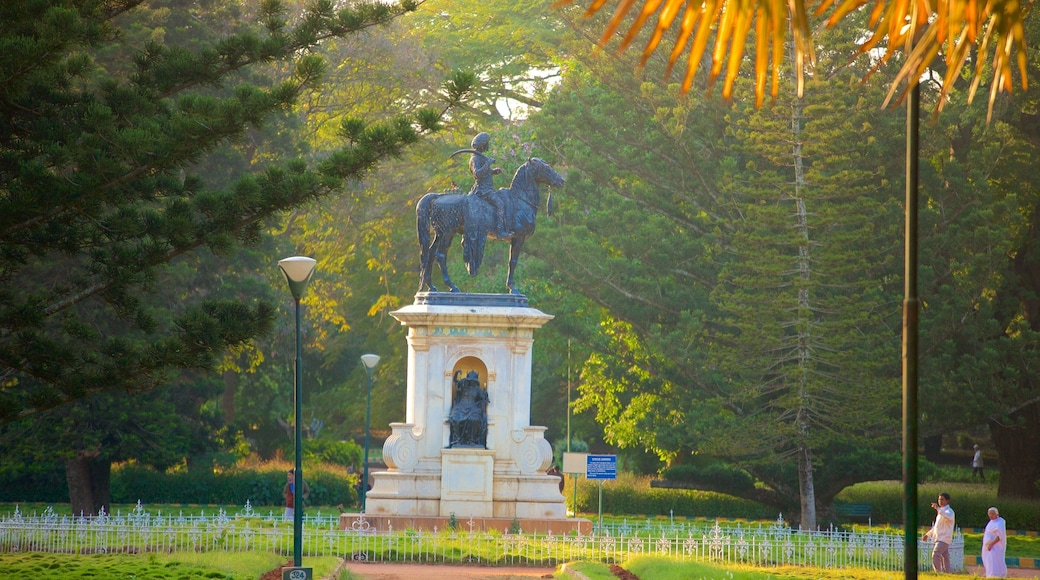 Lalbagh botaniske hage fasiliteter samt park og statue eller skulptur