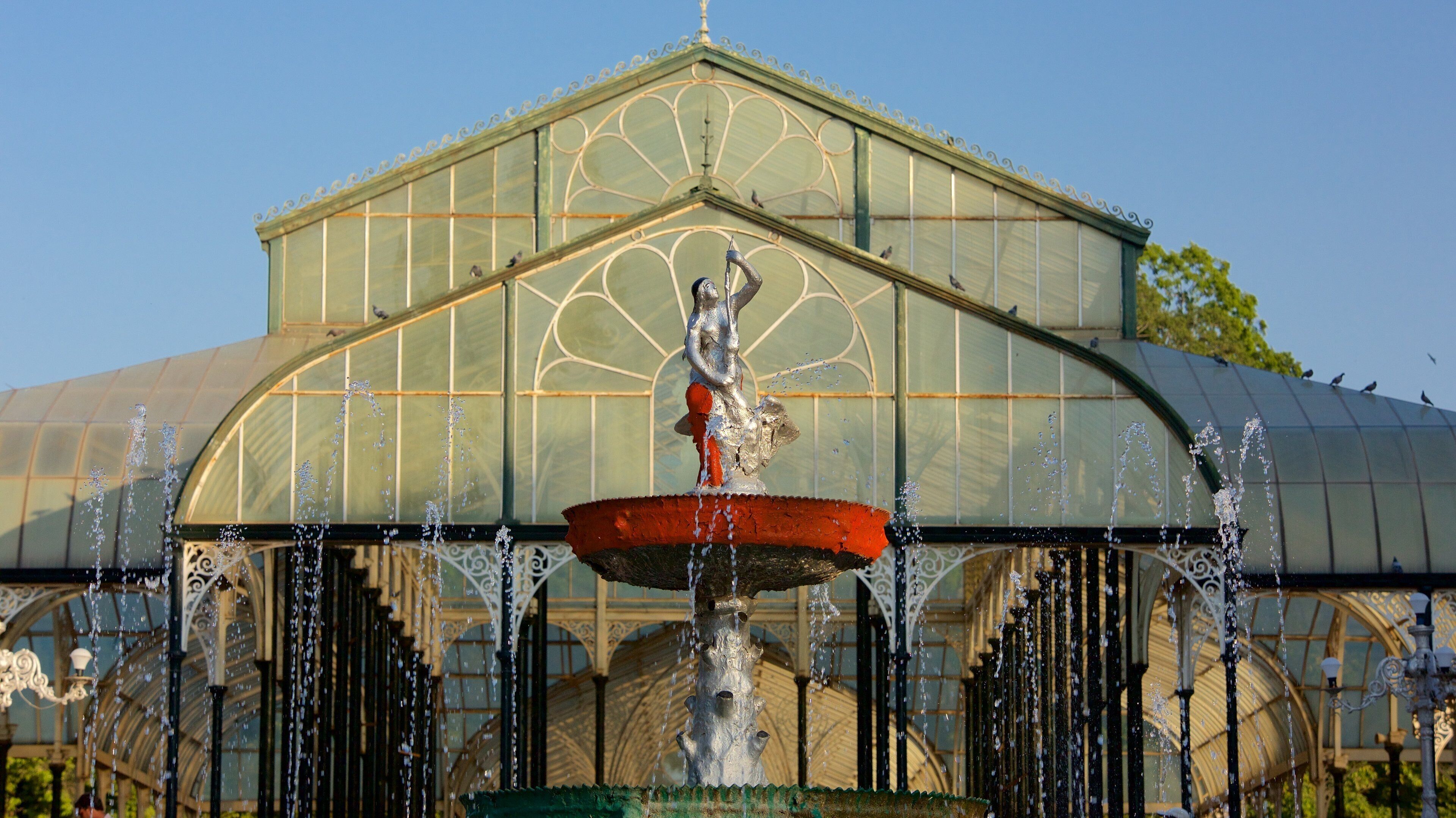 ラールバー  グ植物園 表示 噴水 と 像あるいは彫刻