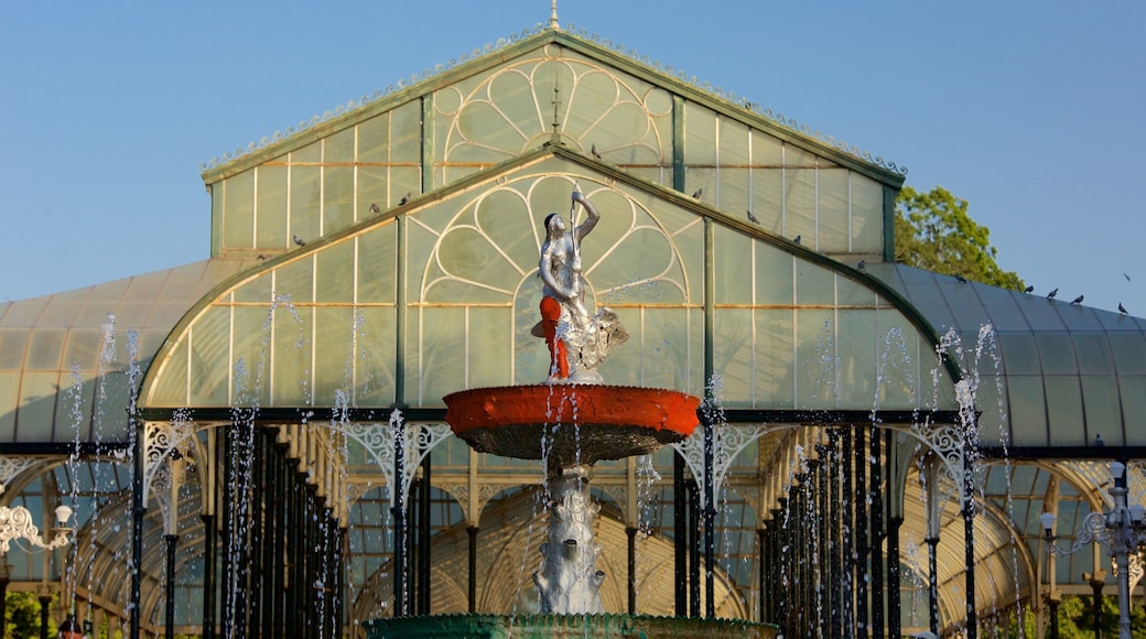 Lalbagh botaniske hage fasiliteter samt statue eller skulptur og fjell