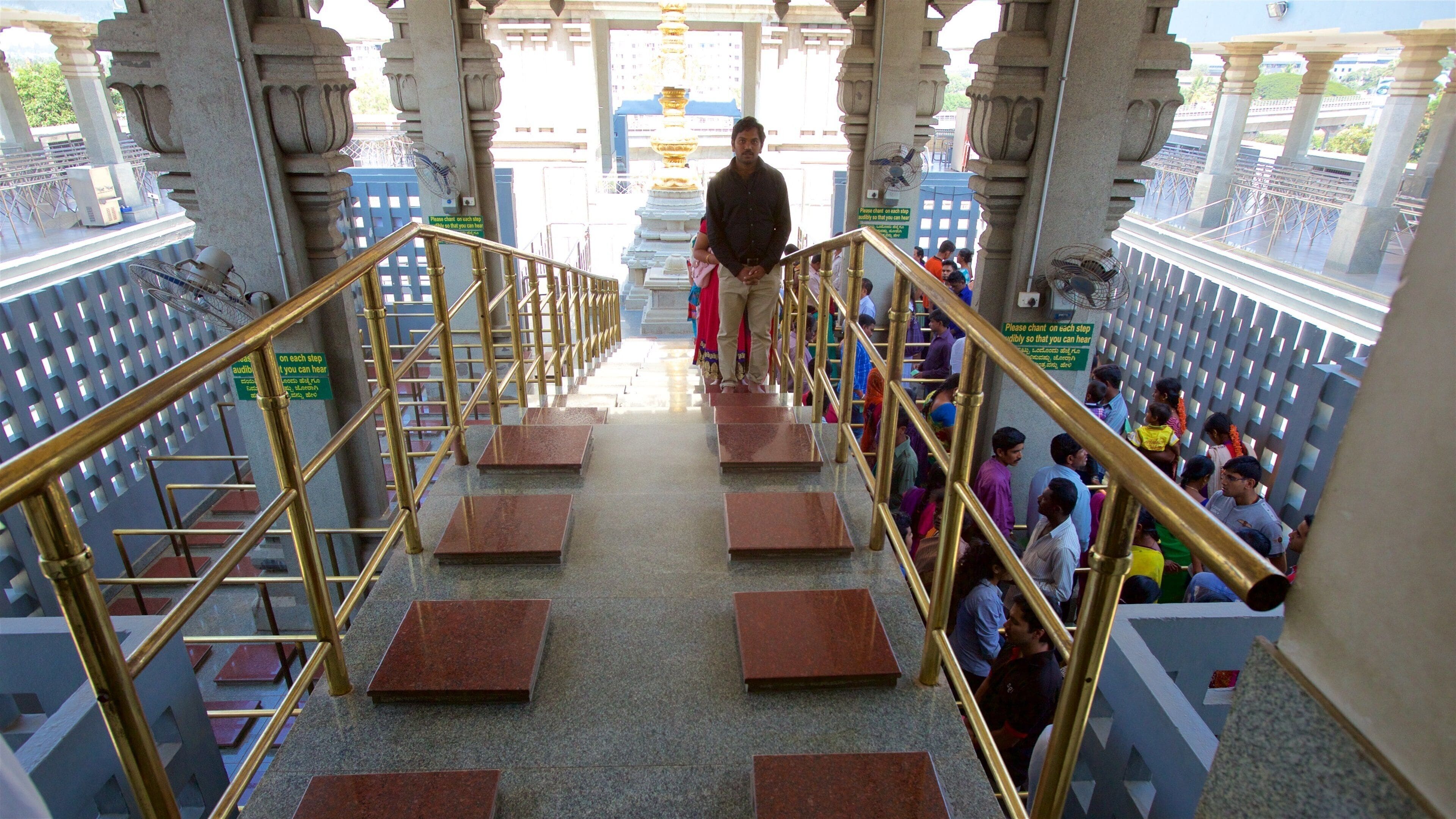 ISKCON-tempelet som viser tempel eller hellig sted og innendørs i tillegg til en liten gruppe med mennesker