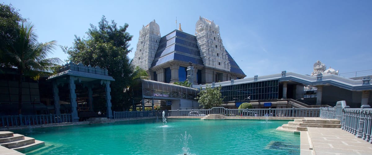 Templo de ISKCON ofreciendo una piscina