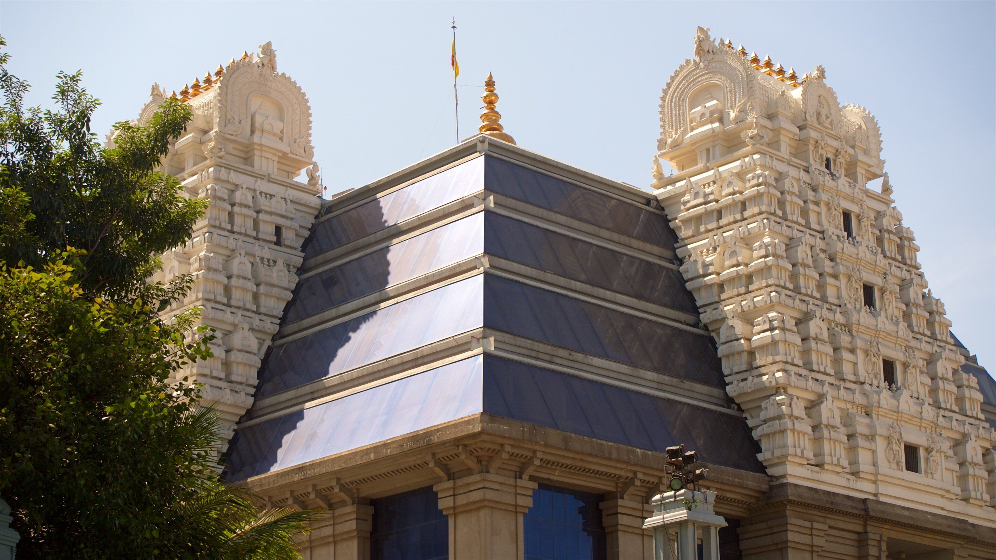 ISKCON-tempel bevat een tempel of gebedshuis, historisch erfgoed en historische architectuur