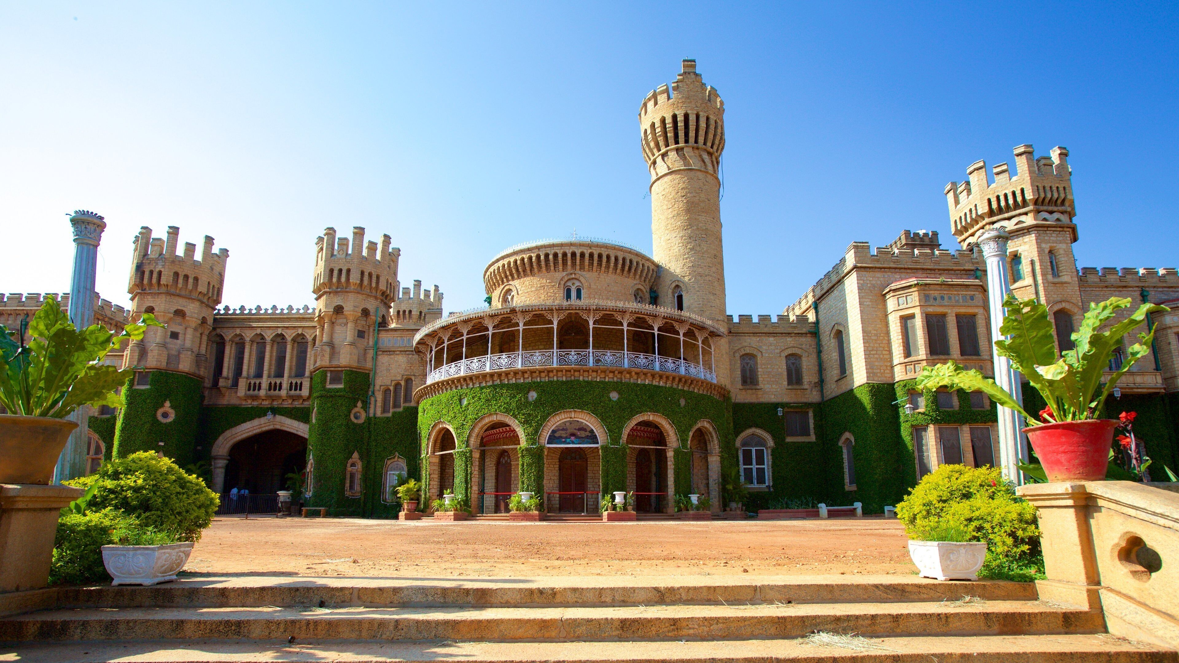 Bangalore Palace which includes heritage elements, heritage architecture and a castle