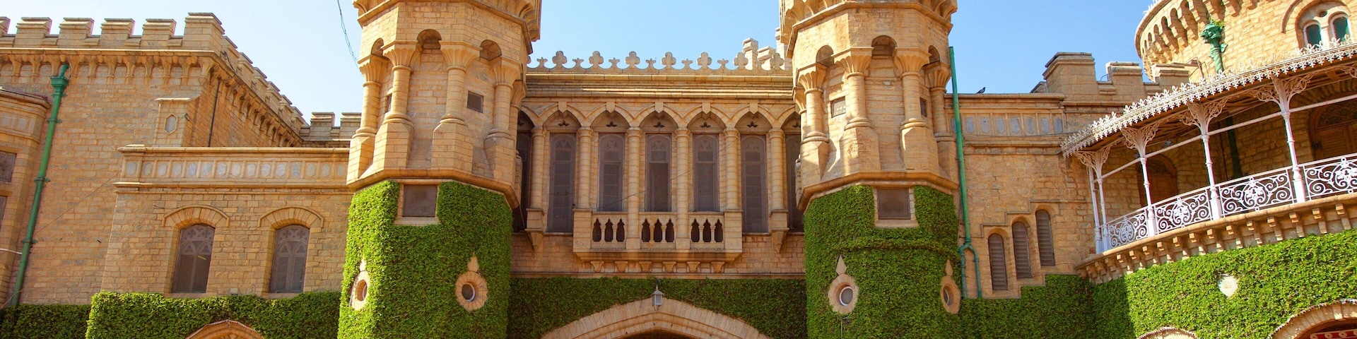 Palácio de Bangalore caracterizando arquitetura de patrimônio, elementos de patrimônio e um pequeno castelo ou palácio