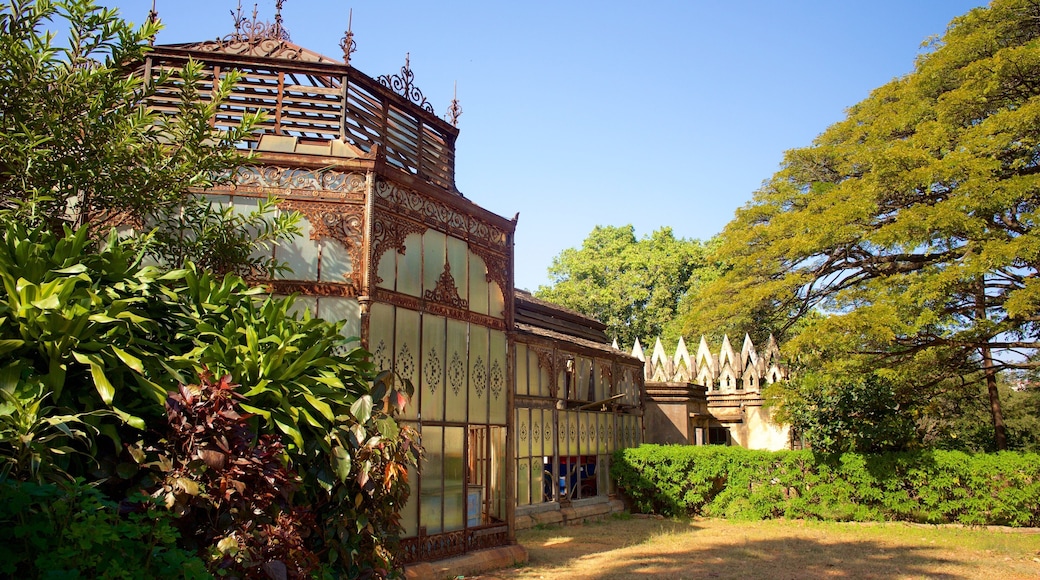 Bangalore Palace which includes a castle, heritage architecture and heritage elements