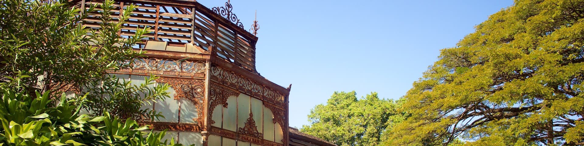 Bangalore Palace which includes a castle, heritage architecture and heritage elements