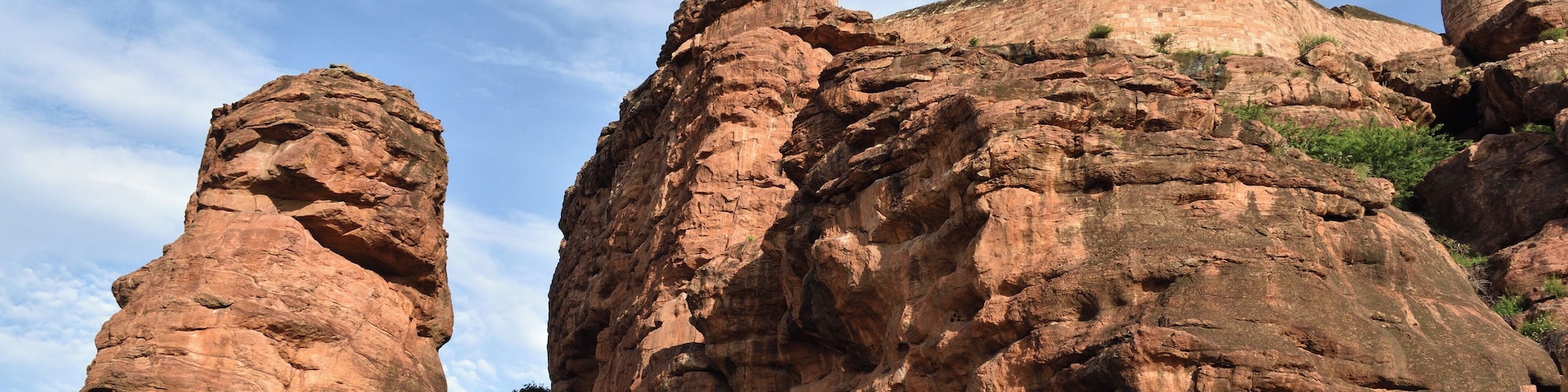 Another of the UNESCO heritage sites, these rock cut cave temples in Badami are very well preserved. There are a total of 4 caves, first and second dedicated to Lord Shiva and Vishnu respectively.