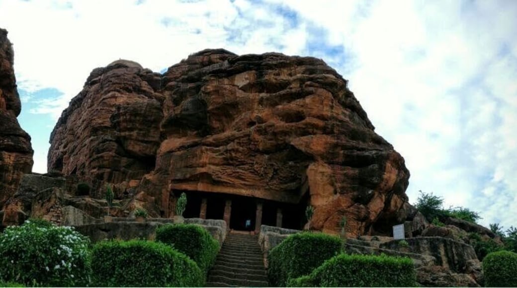 6th century cave temples in the capital of the Chalukyas. Complex of four Hindu, Jain and Buddhist cave temples.