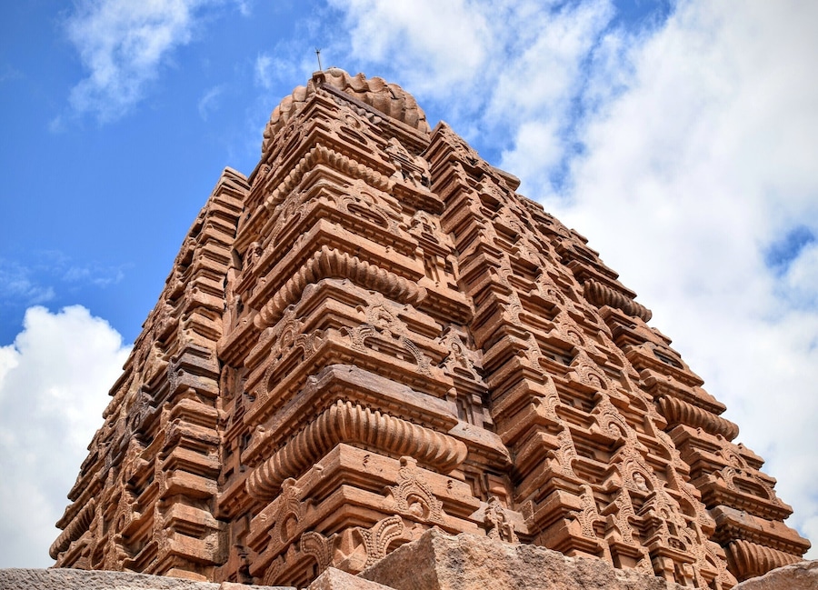 Pattadakallu has a group of Hindu temples from 7-8th century. Well known for Chalukya architecture.