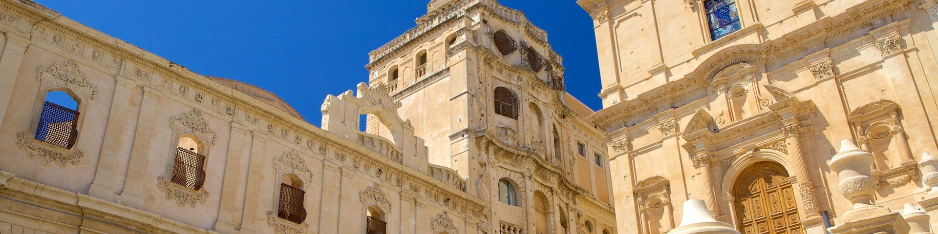 Catedral de Noto que inclui arquitetura de patrimônio e uma igreja ou catedral
