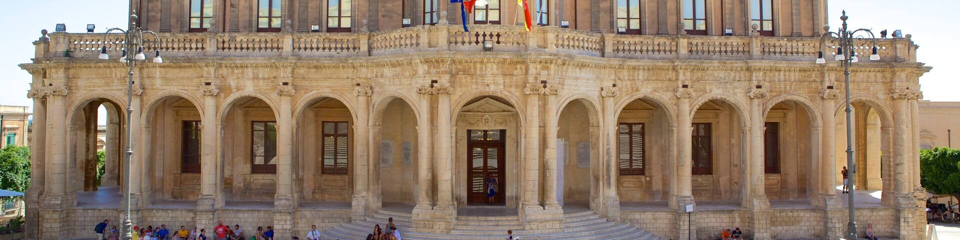 Palais Ducezio qui includes scènes de rue, bâtiment public et patrimoine historique