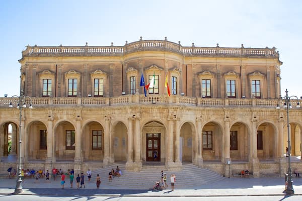 Palais Ducezio qui includes scènes de rue, bâtiment public et patrimoine historique
