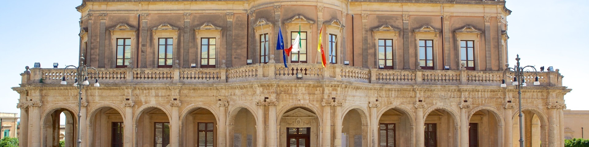 Palácio Ducezio caracterizando arquitetura de patrimônio, cenas de rua e um edifício administrativo