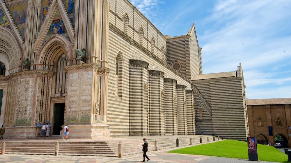 Duomo di Orvieto montrant aspects religieux, patrimoine architectural et église ou cathédrale