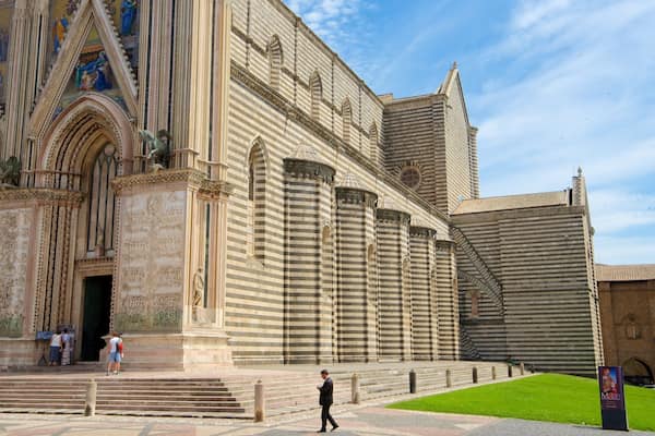 Duomo di Orvieto montrant aspects religieux, patrimoine architectural et église ou cathédrale