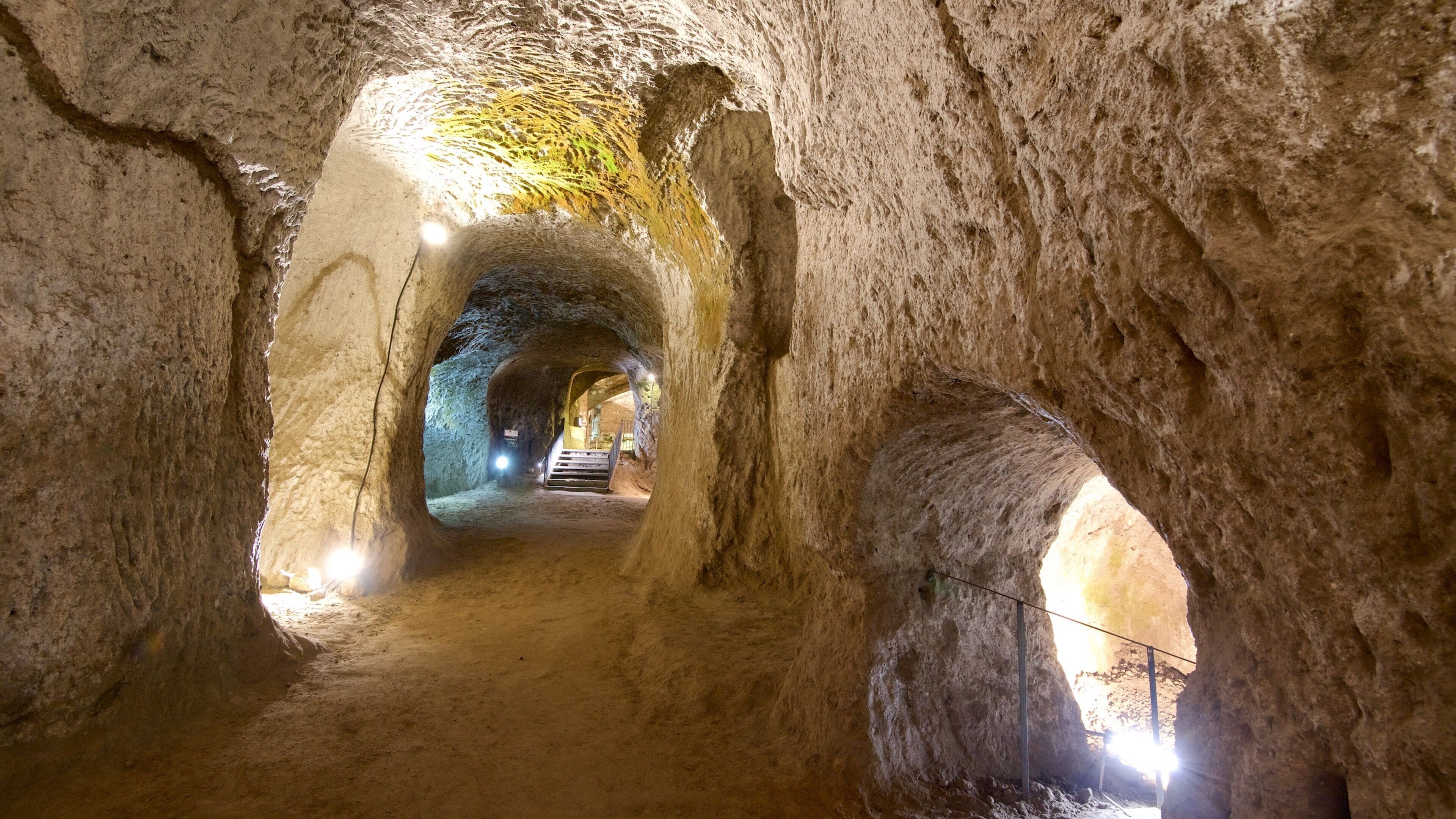 Etruscan Orvieto Underground mettant en vedette vues intérieures et ruine