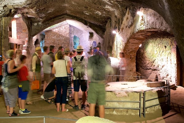 Etruscan Orvieto Underground montrant grottes et vues intérieures aussi bien que important groupe de personnes