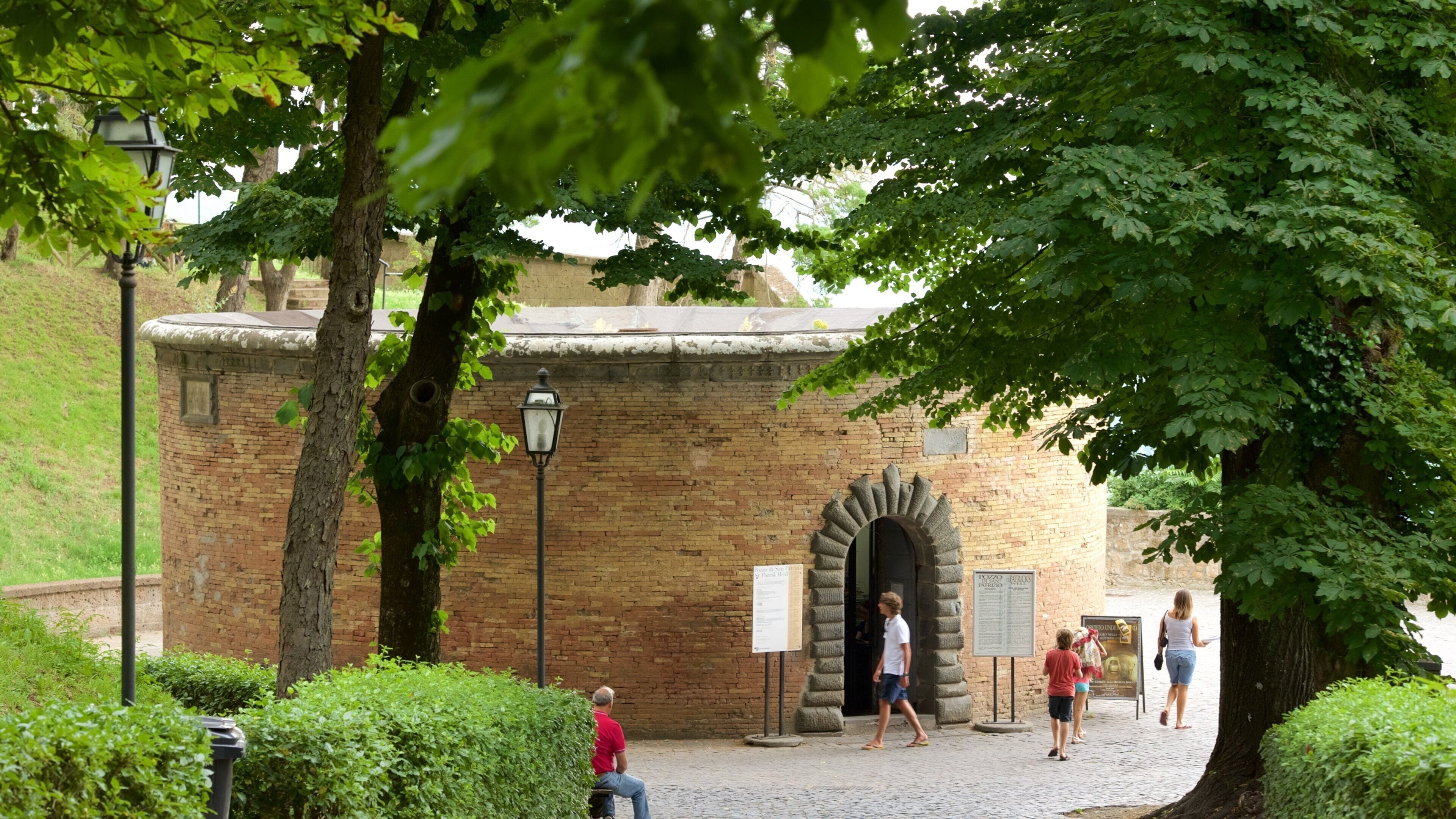 St. Patricks brønn som viser historisk arkitektur og kulturarv i tillegg til en liten gruppe med mennesker
