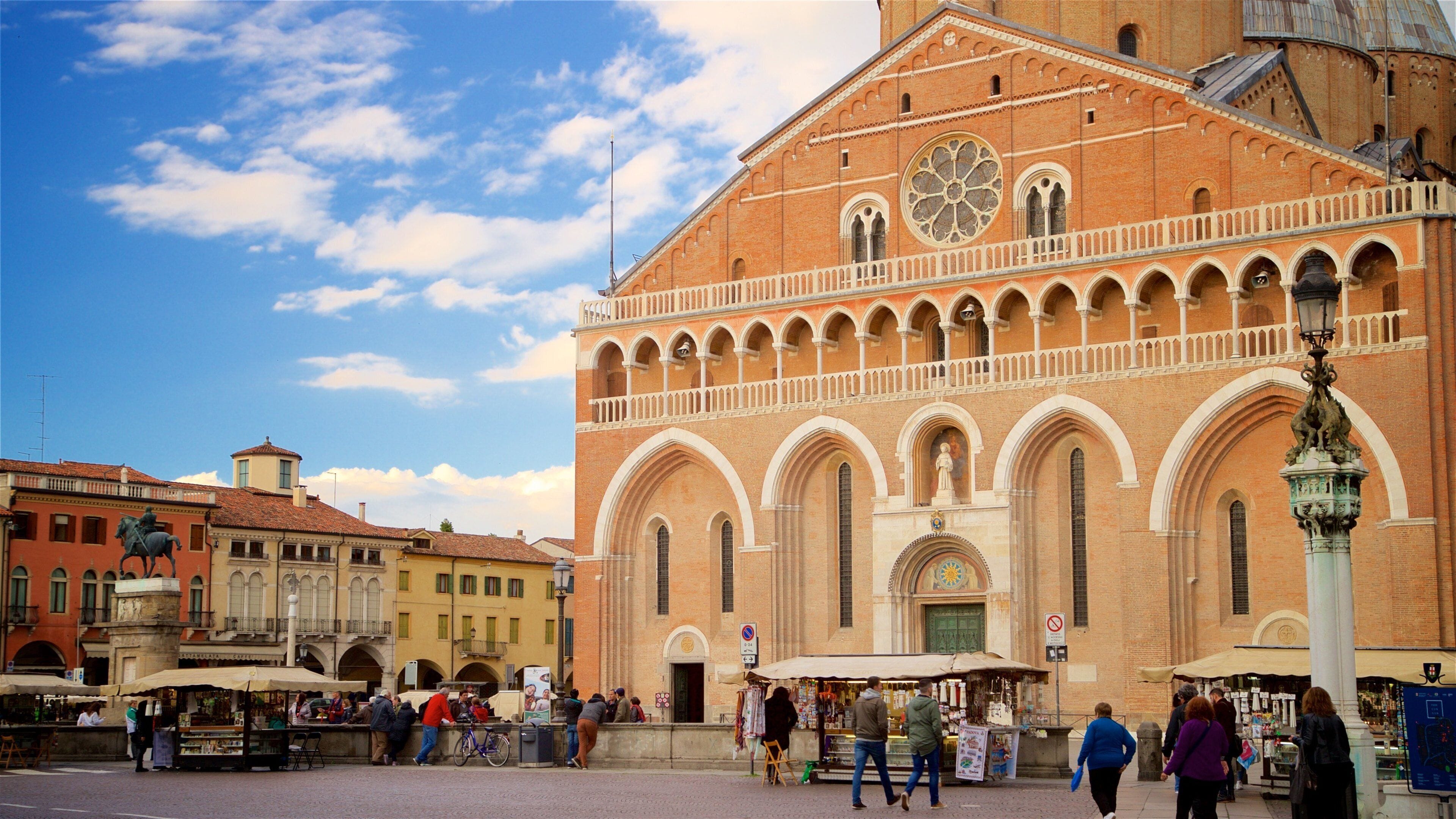 Basilica di Sant\'Antonio da Padova mostrando una iglesia o catedral, escenas urbanas y patrimonio de arquitectura