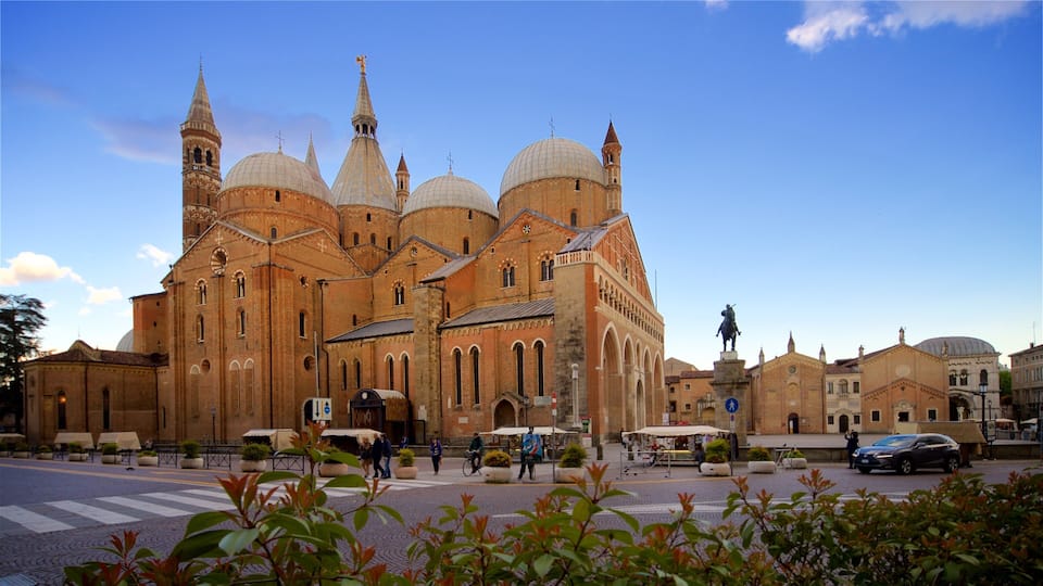 Una catedral histórica con múltiples cúpulas y una estatua en primer plano.