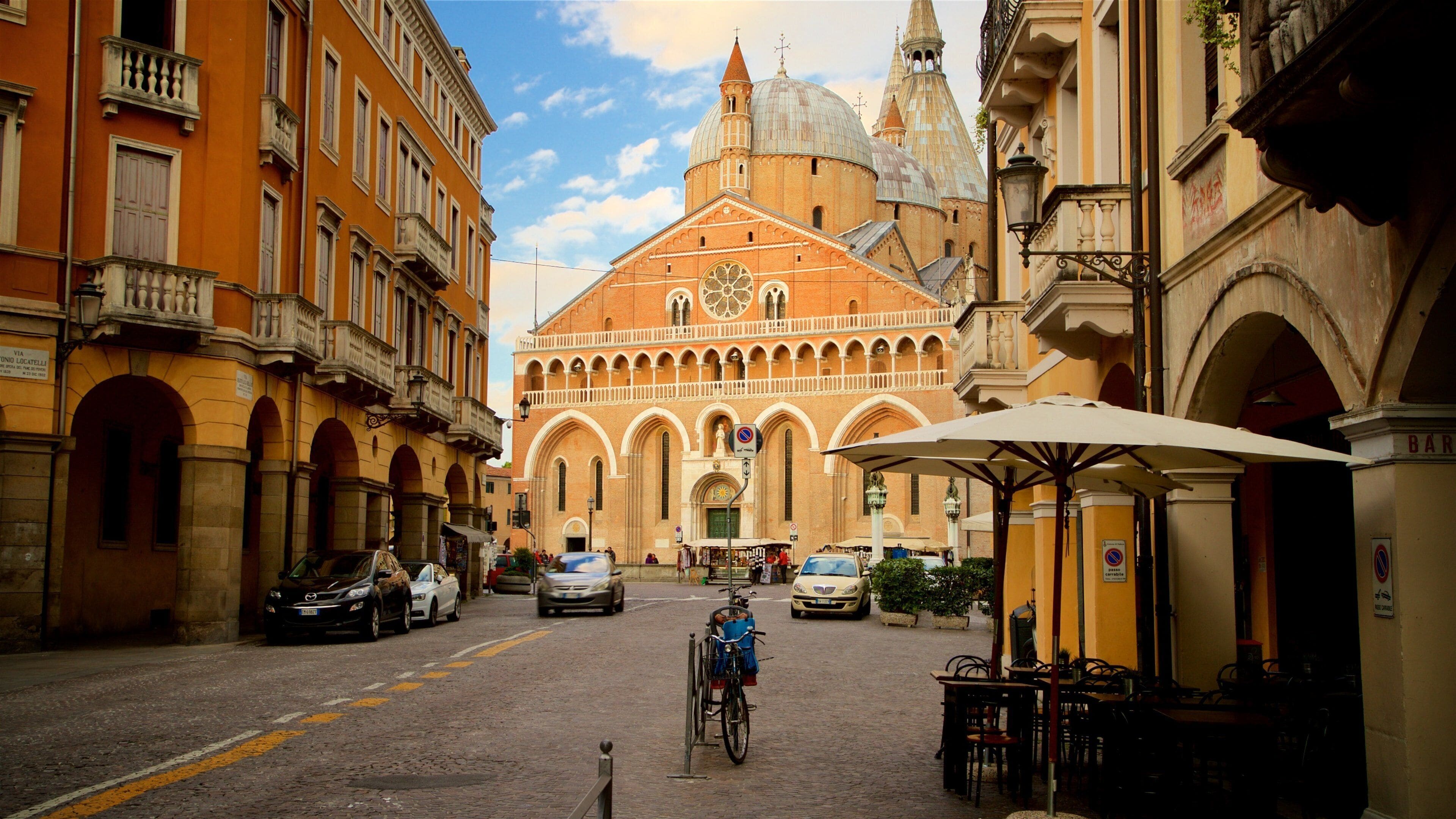 มหาวิหาร Sant\'Antonio da Padova เนื้อเรื่องที่ มรดกทางสถาปัตยกรรม และ โบสถ์หรือวิหาร