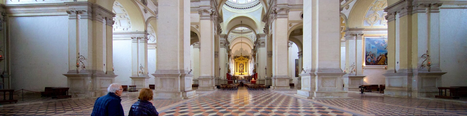 Basílica de St. Giustina caracterizando vistas internas e elementos de patrimônio assim como um casal