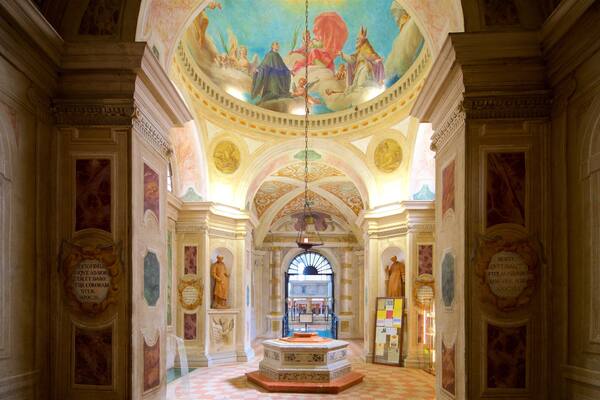 Basilika Santa Giustina welches beinhaltet Kirche oder Kathedrale, religiöse Elemente und Innenansichten